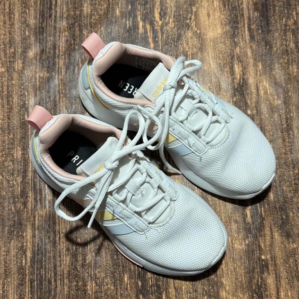Adidas Racer TR21 Girls size 3.5 Grade School